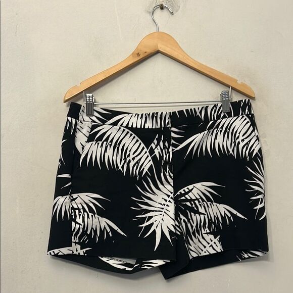 Vince Camuto Black and White Shorts with Tropical Print Size 10 EUC - Picture 1 of 8